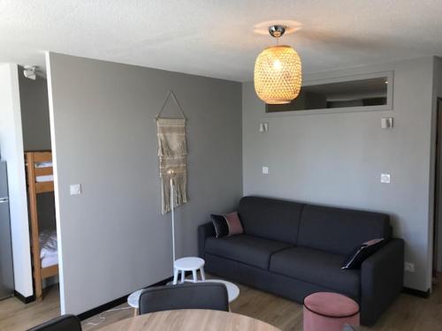 sala de estar con sofá y mesa en COCON DE 4 à 6 personnes en Val Louron