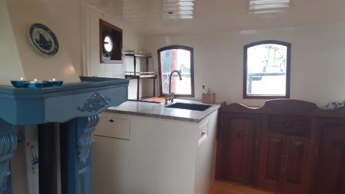 a kitchen with a sink and a counter top at Klipper Engelburg in Zwolle