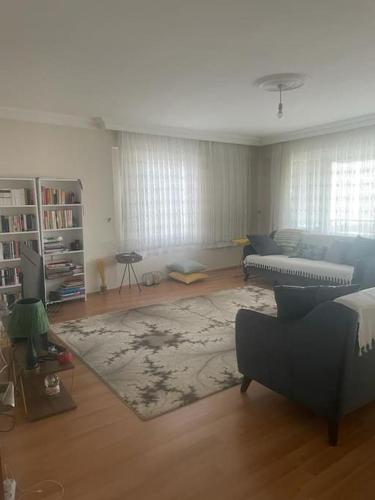 Boztekke的住宿－Deniz ve Giresun manzaralı daire，带沙发和地毯的客厅