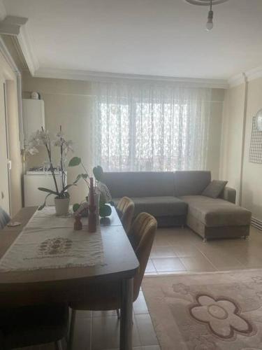 salon ze stołem i kanapą w obiekcie Deniz ve Giresun manzaralı daire w mieście Boztekke