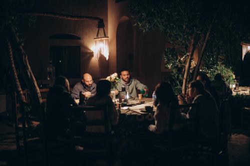 a group of people sitting at a table in a restaurant at Tzila Bahariya in Az Zaytūn