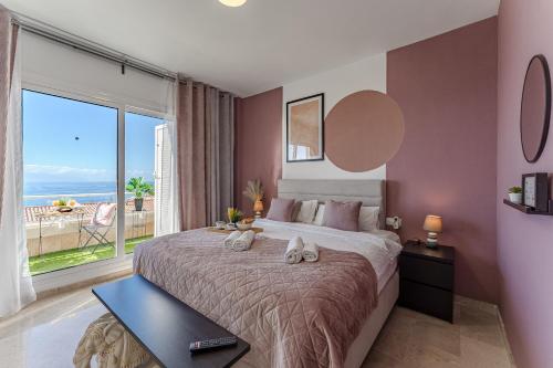 1 dormitorio con 1 cama grande y ventana grande en Luxury Vacation House Dakota en Puerto de Santiago
