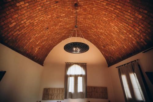 a room with a brick ceiling and a window at Tzila Bahariya in Az Zaytūn