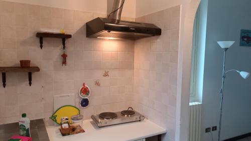 een keuken met een kookplaat op een aanrecht bij Il Meglio al Minimo in Lecco