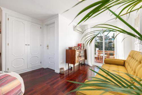 a living room with a couch and a table at Casa Verde in Tavira
