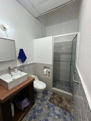 y baño con aseo, lavabo y ducha. en Casa de Campo en Salcoatitan, en Salcoatitán