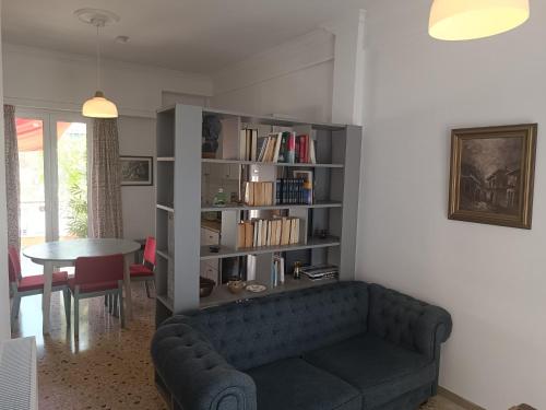 ein Wohnzimmer mit Sofa und Bücherregal in der Unterkunft Ulysses Apartments Acropolis in Athen