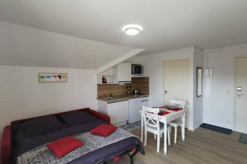 um quarto com uma cama, uma mesa e uma cozinha em Studio 2 pers avec accès piscine et sauna em Les Déserts