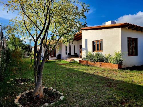 a small white house with a tree in the yard at Casa de campo Santa Elena in Huasca de Ocampo