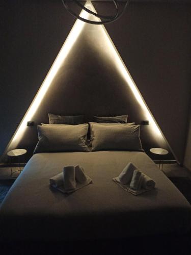 Una cama con dos toallas encima. en Le Mirage en Chieti