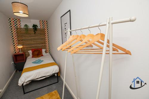 a bedroom with a bunk bed in a room at Garfield House, 3 bed house, sleeps 7, Nr Rushden Lakes, allocated parking, corporates welcome in Wellingborough