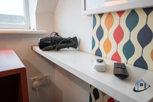 a counter with a purse sitting on it in a room at Garfield House, 3 bed house, sleeps 7, Nr Rushden Lakes, allocated parking, corporates welcome in Wellingborough