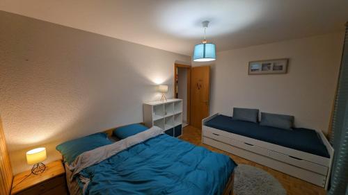 a bedroom with two beds in a room at Le Cormier - Appartement 6 personnes in Ovronnaz