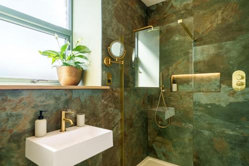 ein Badezimmer mit Waschbecken und Glasdusche in der Unterkunft Tan Apartment - Shap - Great for Walkers in Shap