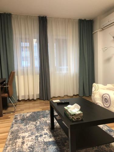 a living room with a coffee table and a couch at Adrian Home Mega in Ploieşti