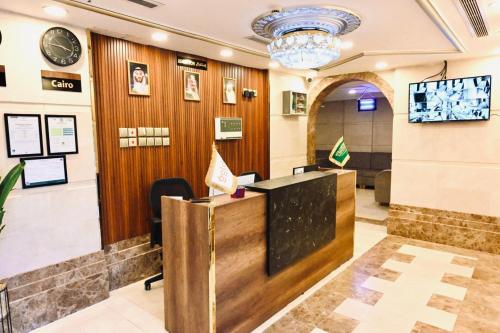 a lobby of a hotel with a reception desk at فندق جولدن العزيزية in Makkah