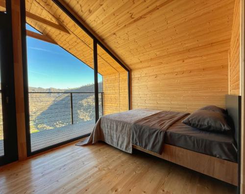 um quarto com uma cama e uma grande janela em ARMBEE Honey Farm em Alaverdi