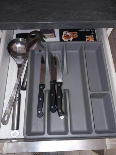 - un plateau avec des couteaux et d'autres ustensiles de cuisine dans l'établissement les étoiles, à Marseille