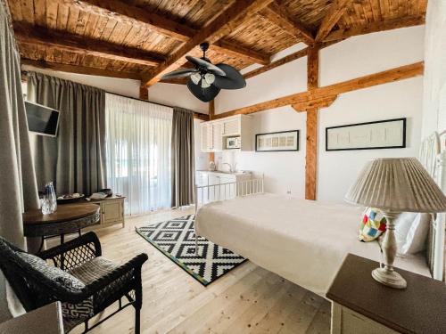 Ένα ή περισσότερα κρεβάτια σε δωμάτιο στο Oasis Resort Lozenets