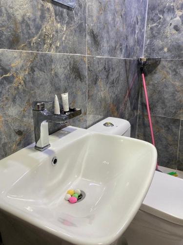 Bilik mandi di Motel Blue Corner 1