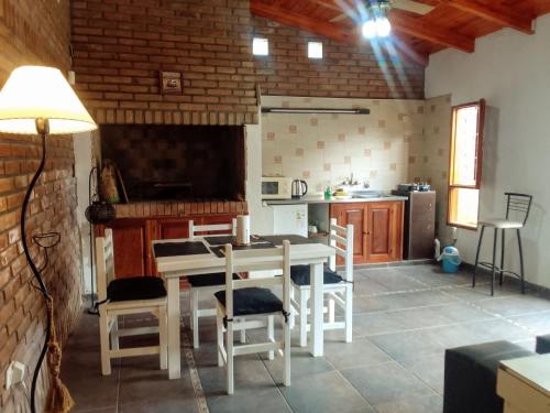 聖托托梅的住宿－Alquiler temporario Santo Tome，一间厨房,里面配有桌椅