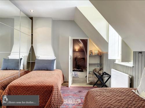 2 camas en una habitación con ático en ailleurs sous les etoiles, en Manneville-la-Raoult