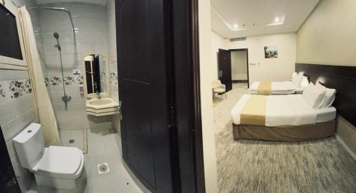 a hotel room with a bed and a bathroom at فندق جولدن العزيزية in Makkah