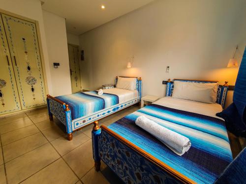 シェフシャウエンにあるHotel Marrakechのベッド2台が備わる部屋