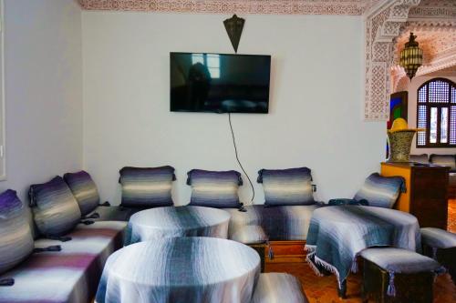 シェフシャウエンにあるHotel Marrakechの椅子とテーブル、薄型テレビが備わる客室です。