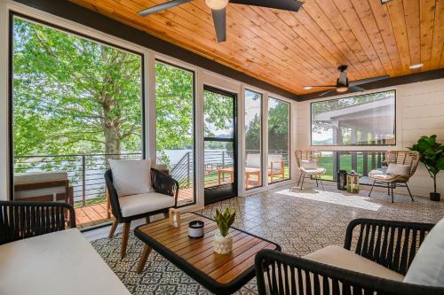 a screened in porch with chairs and a table at Tranquille Resort in Hiawassee