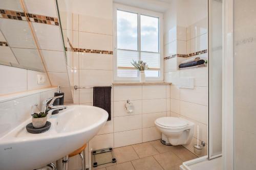 een badkamer met wastafel en toilet bij Ferienhaus Sunshine in Korswandt