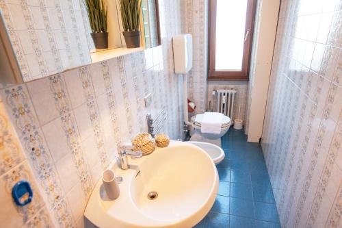 La salle de bains est pourvue d'un lavabo et de toilettes. dans l'établissement I Host Apartment - Sant'Agostino 7, à Milan