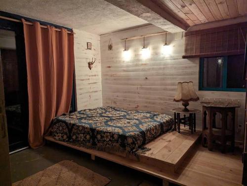 Ein Bett oder Betten in einem Zimmer der Unterkunft Gîte à la mauvaise herbe
