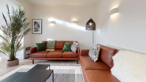 a living room with a couch and a table at The Oxford Lodge - Ensuite Rooms in Oxford
