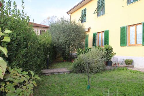 un jardín frente a una casa en Le Siepi en Reggello