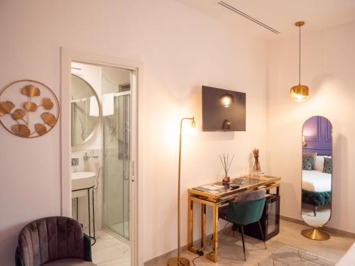 Habitación con escritorio y baño con cama. en Alto Apartment, en Roma