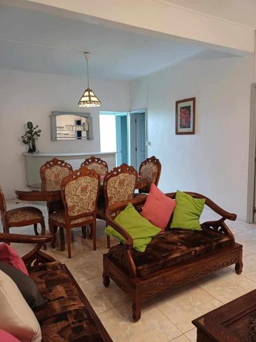 een woonkamer met een bank met kleurrijke kussens erop bij Résidence Lennards 2 in Grand Baie