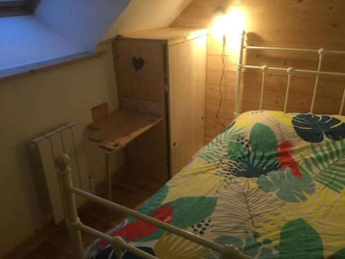 Ένα ή περισσότερα κρεβάτια σε δωμάτιο στο Le gite d Ouilly