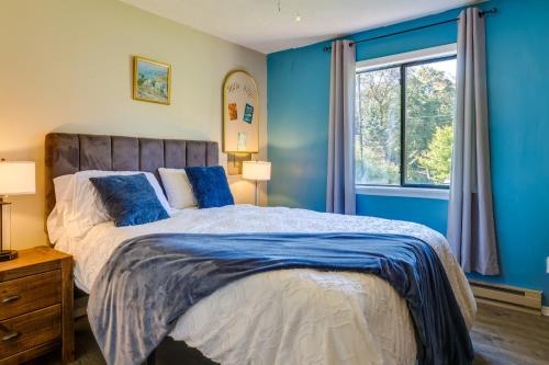 Un dormitorio con una cama con paredes azules y una ventana en Poconos Home Near Lake with Private Pool and Hot Tub!, en Tobyhanna