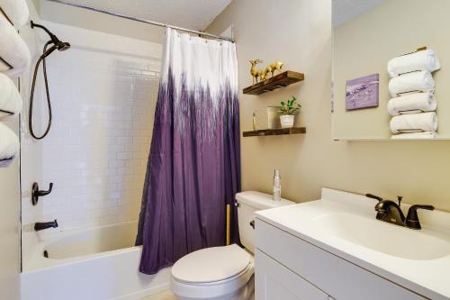 baño con cortina de ducha púrpura y lavamanos en Poconos Home Near Lake with Private Pool and Hot Tub!, en Tobyhanna