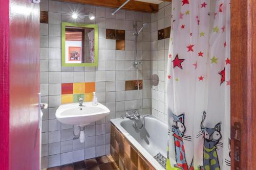 a bathroom with a sink and a tub and a shower curtain at Bastidon Avec Terrasse Vue Mer in Carqueiranne