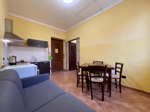 a kitchen and a dining room with a table and chairs at Locanda Settecamini in Campello sul Clitunno