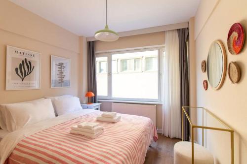 ein Schlafzimmer mit einem Bett mit zwei Handtüchern darauf in der Unterkunft Cosmopolitan & Stylish 1BR Apartment/Central Şişli in Istanbul
