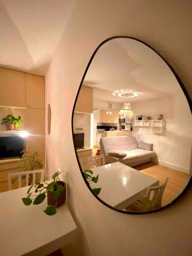 un miroir reflétant un salon avec un canapé dans l'établissement Apartment Le Martinique terrace, sunset beach, à La Grande Motte