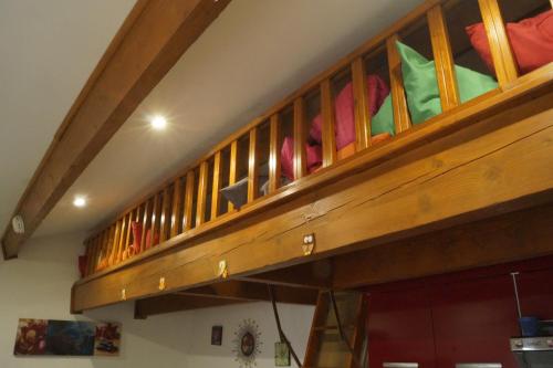 una escalera de madera en un edificio con sombrillas coloridas en Hébergement indépendant dans villa privée avec piscine, en Le Rove