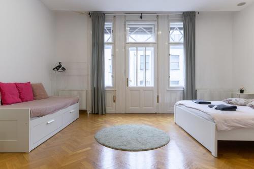 1 dormitorio con 2 camas, sofá y ventana en Apartment Lana, en Zagreb