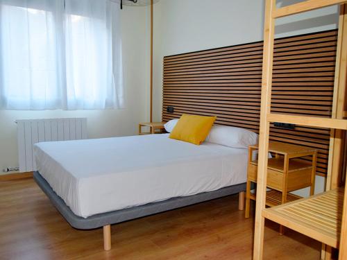 エスカリリャにあるApartamentos Escarrilla Suites 3000のベッドルーム1室(ベッド1台、二段ベッド付)