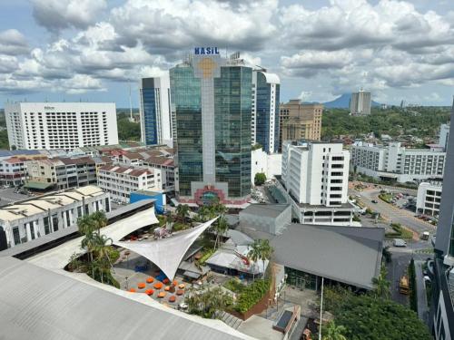 una vista aérea de una ciudad con edificios altos en StayInn Getway MyHome Private Hotel-style Apartment, en Kuching