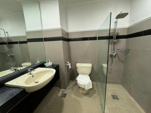 StayInn Getway MyHome Private Hotel-style Apartment في كوتشينغ: حمام مع حوض ومرحاض ودش