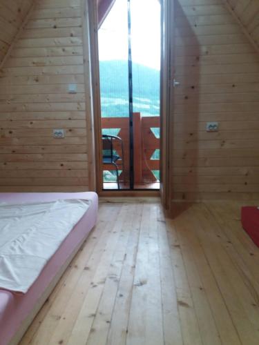 1 dormitorio con cama y ventana grande en Peace of mind en Visoko